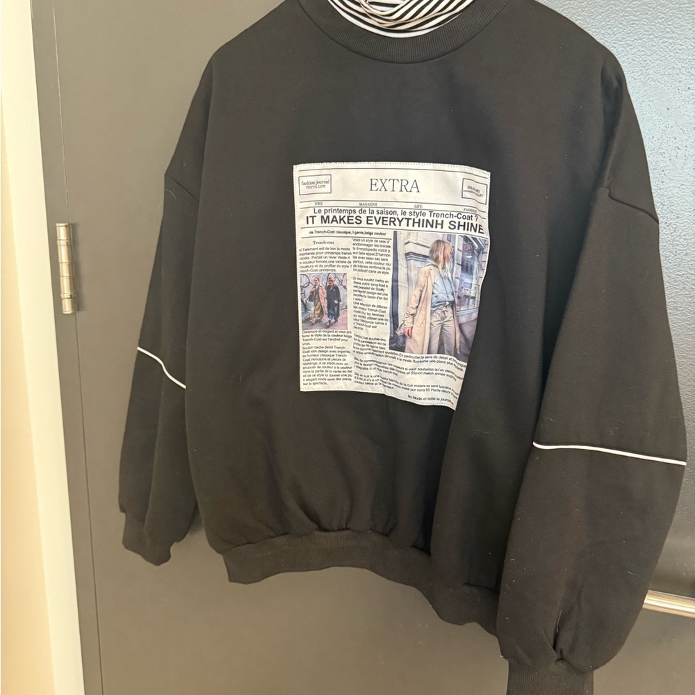 Stylish Black Graphic Crewneck Top - Picture 2 of 13